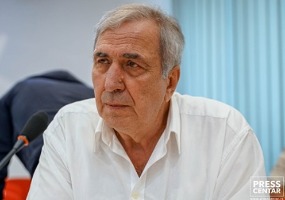 Милан Јовановић и даље чека одштету за паљење куће, док се опструкције и понижења у судници настављају Милан Јовановић и даље чека одштету за паљење куће, док се опструкције и понижења у судници настављају